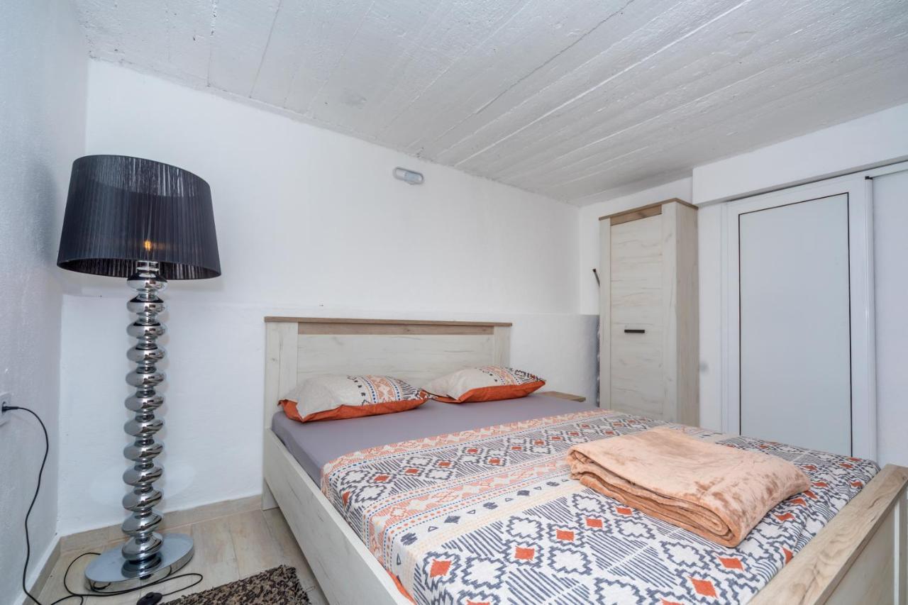 Apartman Sara Bar Buitenkant foto