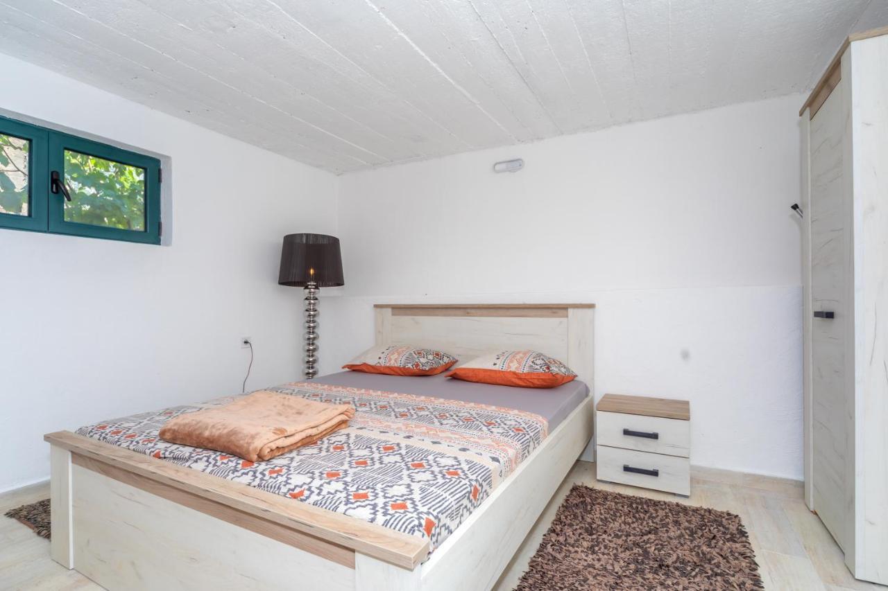 Apartman Sara Bar Buitenkant foto